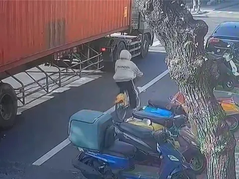 Xót xa: Nữ tiếp viên hàng không xinh đẹp 28 tuổi bị xe tải đâm tử vong khi đang đạp xe