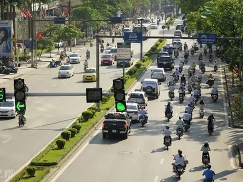 Từ 2025: Đèn xanh còn 2 giây mà dừng xe có bị CSGT phạt theo Luật mới không?