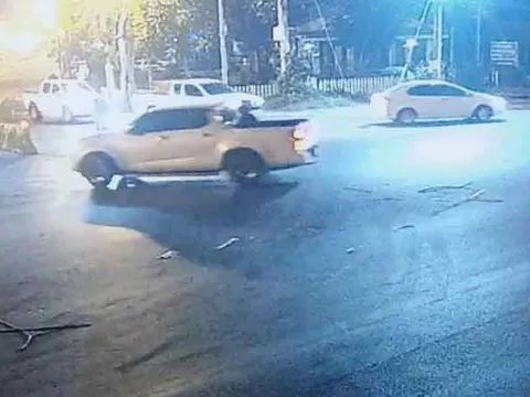 Phát hiện 3 thi thể trong xe bán tải phủ vải trắng: Người mẹ ôm con, người chồng nằm phía sau