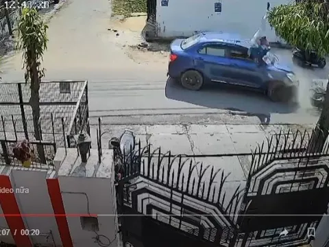 Video: Xe máy lao nhanh đâm trực diện ô tô, nam thanh niên bị hất văng lên không trung