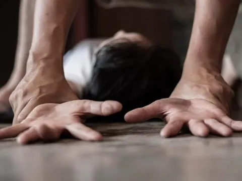 Cha dượng biến thái ép con riêng của vợ khỏa thân tắm chung rồi thực hiện hành vi đồi bại nhiều năm