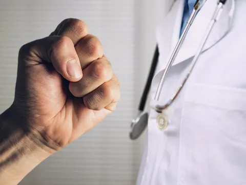 Nữ y tá bị người nhà bệnh nhân tát liên tiếp vào mặt gây phẫn nộ