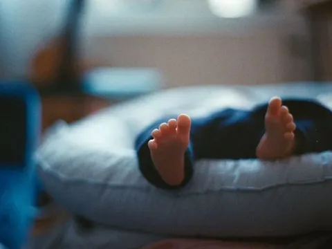 Bé sơ sinh còn nguyên dây rốn bị ném từ cửa sổ tầng 2 tử vong: Xác định người mẹ là sinh viên năm đầu