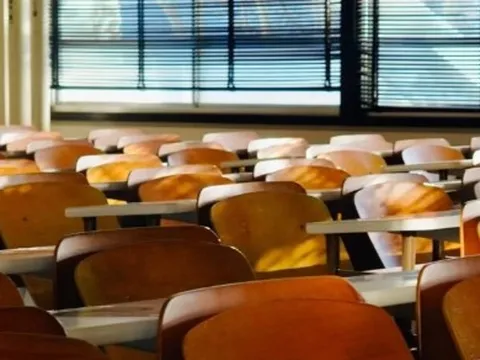 Xôn xao bức ảnh giáo viên chụp ảnh khỏa thân đeo mặt nạ trong lớp học, phụ huynh phẫn nộ