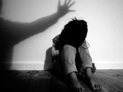 Bé gái lớp 3 bị mù sau khi hiệu trưởng tát vào mặt, mẹ đau đớn kêu cứu