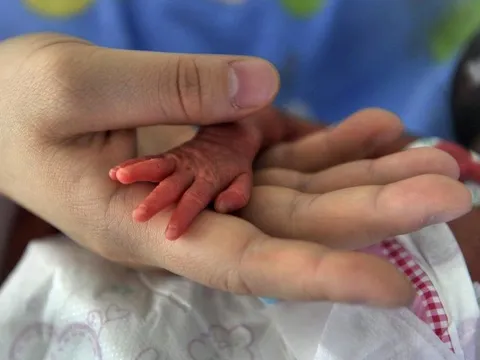 Thiếu nữ 16 tuổi sinh con trong phòng trọ, chống cự không đến viện, chồng bất lực nhìn con tử vong