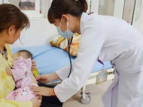 Thời gian hưởng chế độ khi chăm sóc con ốm đau từ 1/7, mức hưởng trợ cấp ốm đau ai cũng cần biết