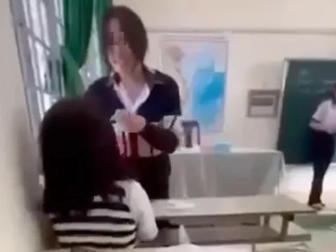 Nữ sinh lớp 10 mang theo chích điện xông vào lớp đánh bạn, nguyên nhân ngã ngửa