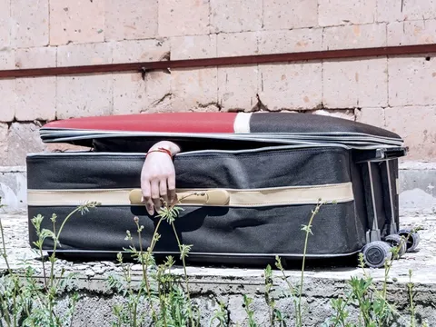 Phát hiện vali trôi trên sông chứa thi thể không còn nội tạng: Tình tiết bất ngờ từ camera an ninh ghi lại