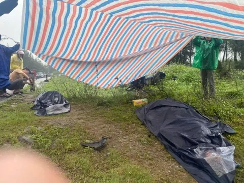 Hà Tĩnh: Phát hiện thi thể 2 người gục bên vệ đường, hiện trường thương tâm