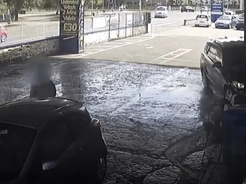 Phẫn nộ clip bố lao ô tô đâm vào người con trai: Rùng mình với lời khai