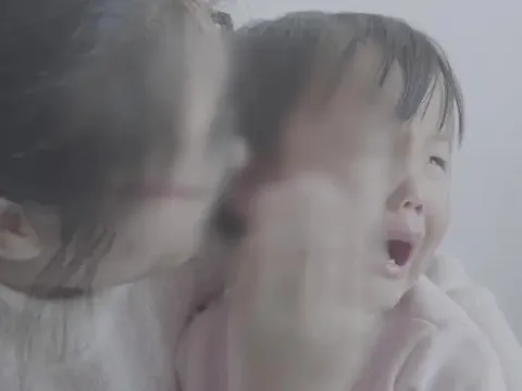 Bé gái 3 tuổi khóc thét sợ đi vệ sinh, mẹ đau đớn khi phát hiện điều ám ảnh sau đó