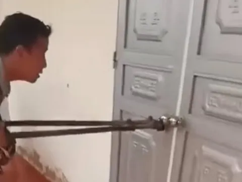 Học sinh lớp 2 bị bỏ quên trong lớp, cô giáo khóa cửa ra về mà không hay biết