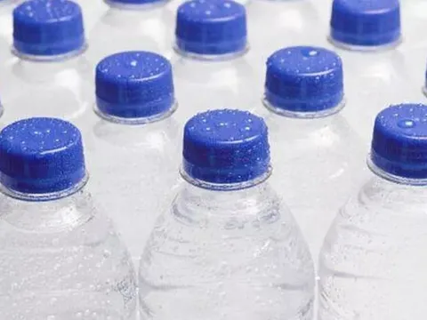 Hiểm họa từ thói quen hàng ngày: Nguy cơ mất trí nhớ từ nước đóng chai và túi trà