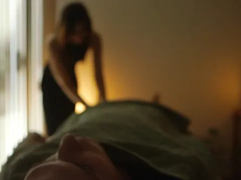 Lao tới tiệm tẩm quất trá hình, vợ gục ngã bắt tại trận chồng đang 'vui vẻ tới bến' với gái massage