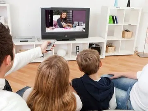 Cảnh báo: Xem tivi chỉ 2 tiếng mỗi ngày có thể làm tăng nguy cơ đột quỵ và đau tim lên 12%