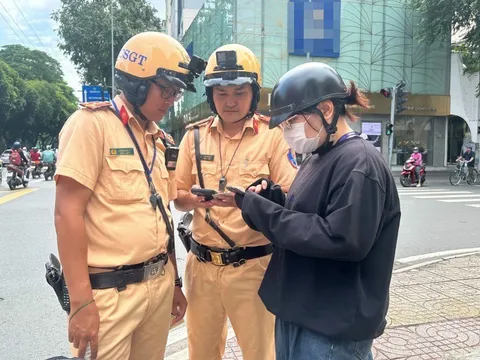 Từ nay người dân ra đường không có giấy tờ này có thể bị phạt tiền tới 20 triệu đồng, ai cũng cần biết