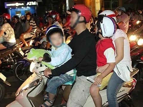 Từ 2025: Chồng chở vợ và 2 con đi xe máy có thể bị CSGT phạt 10 triệu đồng nếu vi phạm lỗi căn bản này
