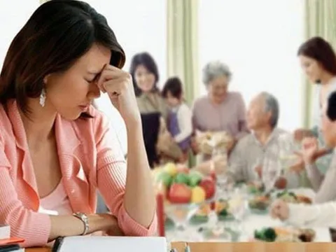 Cứ đến kỳ lương, bố chồng lại dúi tiền vào tay nhờ con dâu 1 việc khó xử khiến nàng dâu 'khóc ròng'