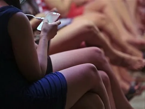 Mại dâm trá hình qua mạng: 11 người đàn ông và 1 phụ nữ không kịp trở tay bị bắt tại trận trong khách sạn