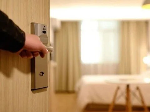 Hàng đêm nghe tiếng động lạ trong phòng mẹ chồng quá cố ngỡ chuyện tâm linh nhưng sự thật đau lòng