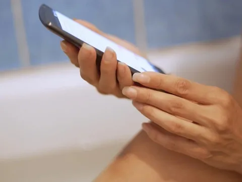 Lén xem điện thoại, vợ bàng hoàng phát hiện loạt ảnh nhạy cảm của nữ đồng nghiệp gửi cho chồng