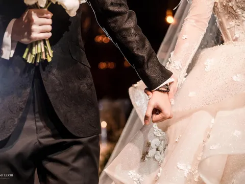 Nữ đại gia 52 tuổi vung tiền mua nhà mua xe tặng quà cưới chú rể 43 tuổi không địa vị tiền tài