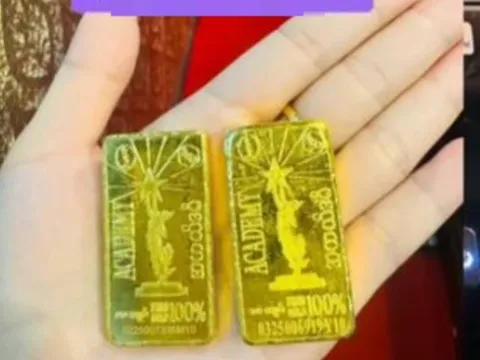 Mang thỏi vàng giá trị khủng đi bán vị khách hoang mang khi không tiệm nào dám mua vì lý do không ngờ