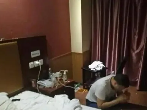 Nữ giáo viên bị bắt quả tang với phụ huynh trong khách sạn: Con gái phát hiện mối quan hệ bất chính từ 1 chi tiết