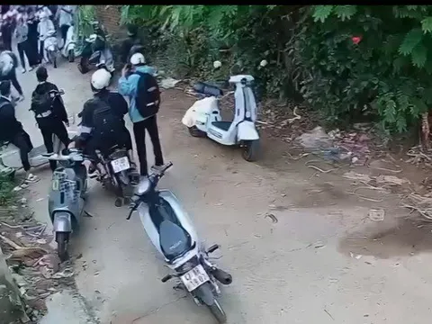 Nữ sinh lớp 10 bị bạn lôi xuống khỏi xe đạp điện đánh tới tấp, nhiều người đứng ngoài reo hò, quay clip