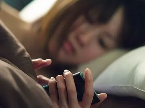 10 năm sống chung, chàng trai bị bạn gái bóc phốt bí mật chấn động đáng xấu hổ nhờ chiếc điện thoại cũ