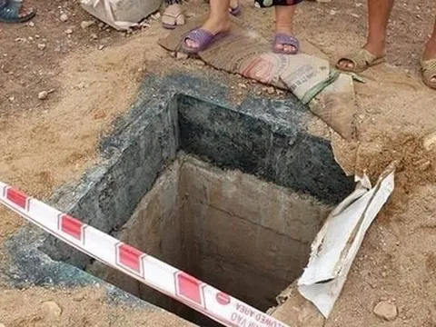 Nghẹt thở giải cứu bé gái rơi xuống cống sâu hun hút