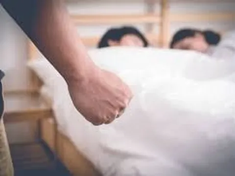 Thấy biển số xe của bạn thân trùng ngày sinh nhật vợ, chồng theo dõi bắt quả tang vợ ngoại tình rồi tung clip