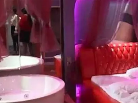 Thiếu nữ say rượu trong quán karaoke bị phát tán clip quay lén: Có dấu hiệu trầm cảm