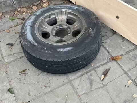 Hãi hùng: Lốp xe bán tải văng ra đập trúng đầu người đang đi xe máy, mũ bảo hiểm vỡ nát, nạn nhân nguy kịch