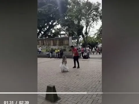 Clip: Bị chồng bắt tại trận ngoại tình, vợ lấy vội ga trải giường che thân khóc lóc xin tha thứ