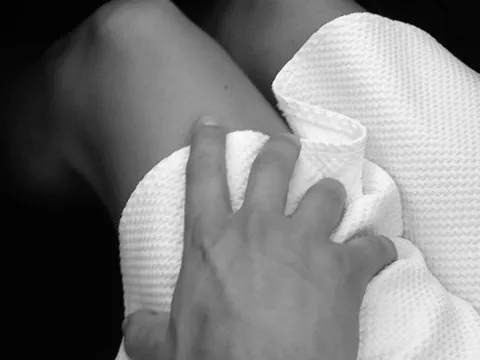 Nam MC nổi tiếng thú nhận quấy rối, giở trò đồi bại với chị vợ 5 lần: Bật khóc biện minh vì 'áp lực tâm lý'