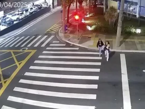 Clip: Hãi hùng khoảnh khắc 2 cô gái trẻ bị cướp đi sinh mạng trong tích tắc khi đang đi bộ qua đường