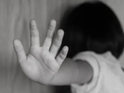 Bị mẹ bỏ rơi, bé gái 2 tuổi trèo cửa sổ cầu cứu, sống lay lắt 4 ngày chỉ với nước nhà vệ sinh