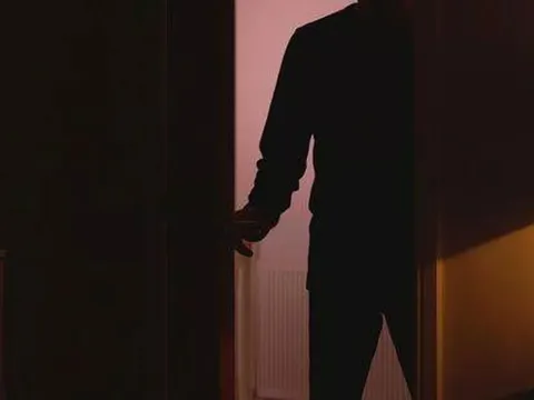 Dọn nhà thuê, cô gái bủn rủn phát hiện bí mật rùng rợn bên trong tủ quần áo đến chủ nhà cũng kinh ngạc