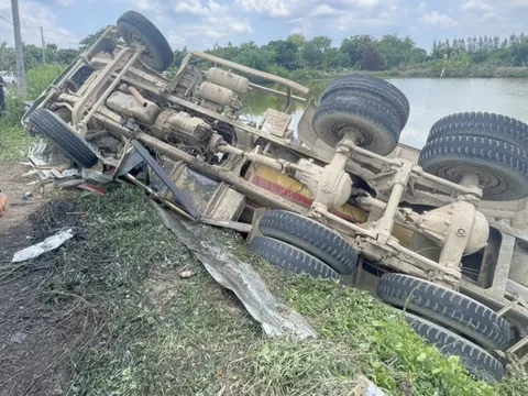 Xót xa: Xe trộn bê tông bị lật, tài xế mắc kẹt trong cabin tử vong thương tâm nghi do không quen đường