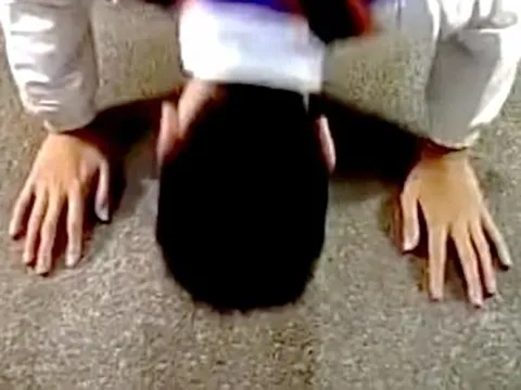 Nữ Tiktoker qua đời ở tuổi 38, chồng quỳ gối giữa sân bay xin lỗi cha mẹ vợ trong nước mắt