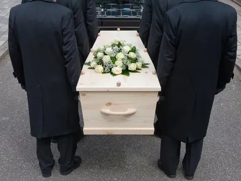 Người phụ nữ bất ngờ sống lại khi đang được đưa đi an táng khiến nhân viên tang lễ hoảng loạn