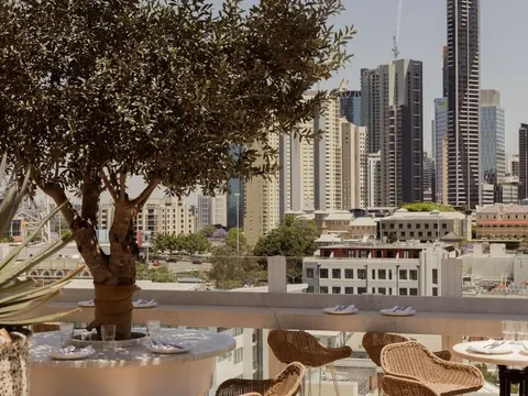 Bí ẩn người đàn ông tử vong bên ngoài quán bar sau khi bị bảo vệ giữ lại: Sự thật phía sau vụ việc