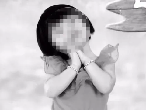 Bé gái bị mẹ kế nhốt trong nhà vệ sinh 17 ngày, bị bạo hành đến tử vong: Mẹ ruột đau đớn quyết tìm công lý