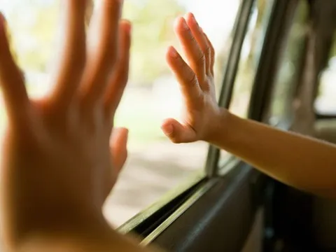 Bé trai 3 tuổi tử vong thương tâm vì bị mẹ kế để quên trên ô tô suốt 10 tiếng giữa cái nắng như đổ lửa