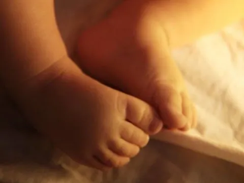 Bé trai 1 tuổi qua đời thương tâm tại nhà trẻ trước sinh nhật: Bố mẹ nén đau thương làm 1 việc không ngờ