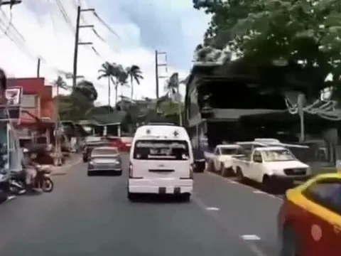 Taxi cản đường xe cứu thương, bệnh nhân tử vong trên xe cấp cứu thương tâm