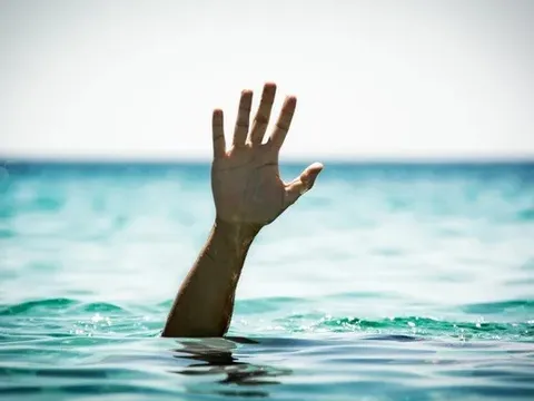 Xót xa: Bố đuối nước tử vong khi lao xuống cứu con trai và cháu gái