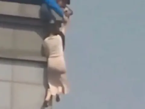 2 giờ nghẹt thở giải cứu cô gái nhảy lầu treo mình lơ lửng bên ngoài tầng 19